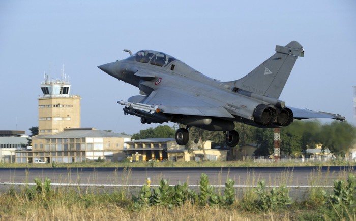 Máy bay chiến đấu của Pháp ở N'Djamena, Chad sau khi thực hiện các phi vụ tấn công ở Mali